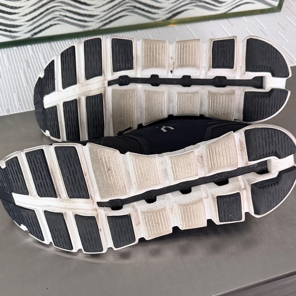 On cloud Running womens Black and White Athletic Shoes 10/42 - Picture 4 of 8